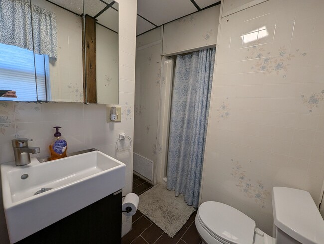 Building Photo - 30 Middle Shore Dr