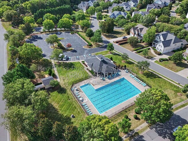 Building Photo - 7864 Whispering Wood Dr