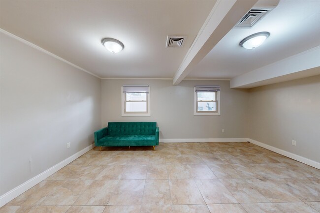 Building Photo - 59B Bleecker St
