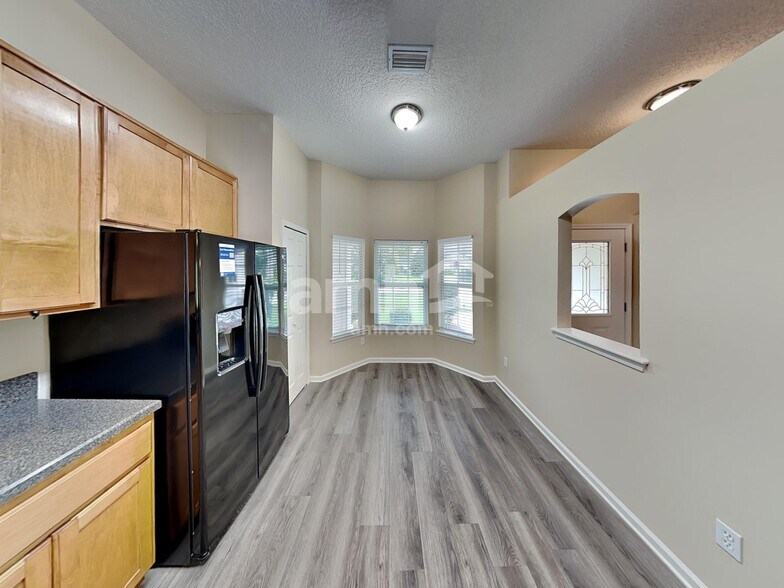 Building Photo - 2533 Royal Pointe Dr