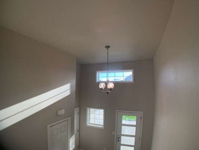 Building Photo - 4 bed 3 bath Single Family Home