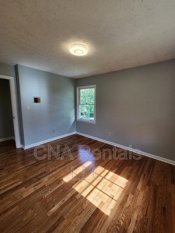 Building Photo - 626 Honeybear Ln