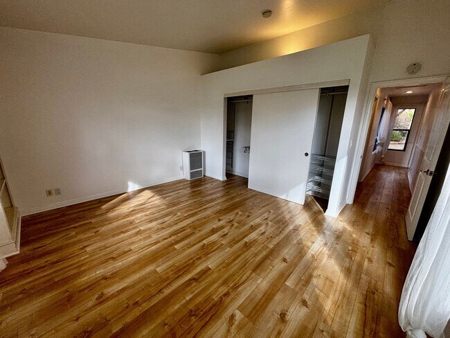 Building Photo - Beautiful La Jolla Alta Home! 50% off First Month's Rent Move in Promotion!