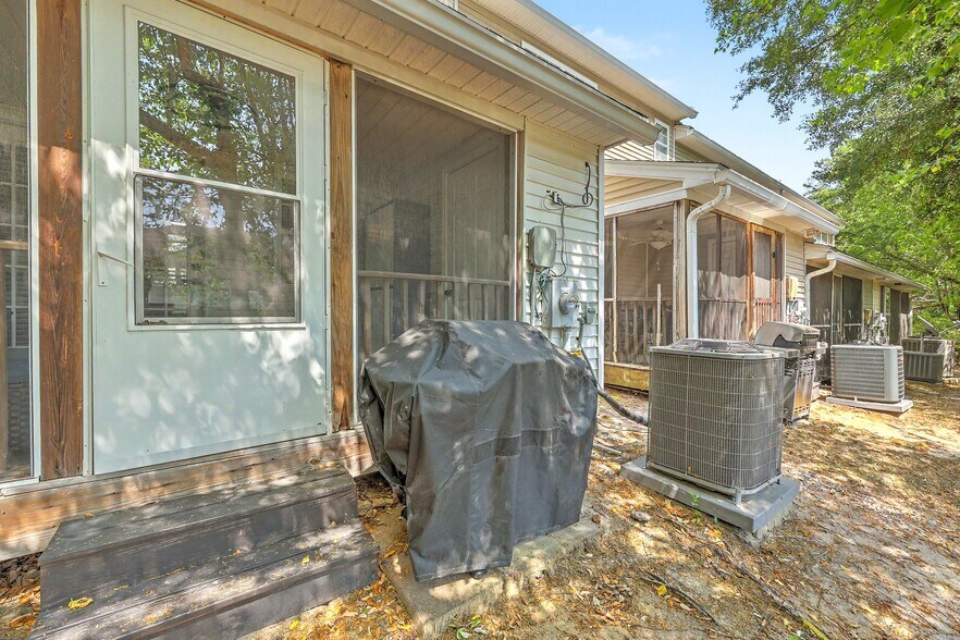 Building Photo - 549 Tayrn Dr