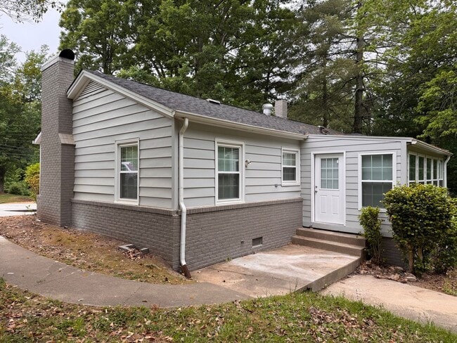 Building Photo - 3 bedroom 1 bath home, located in the Greystone area!