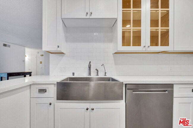 Building Photo - 100 S Doheny Dr