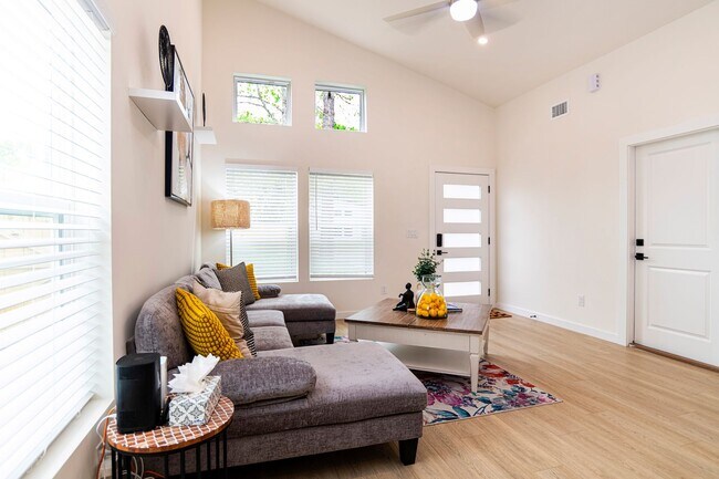 Building Photo - Spacious Fully Furnished 3BR/3BA home in a...