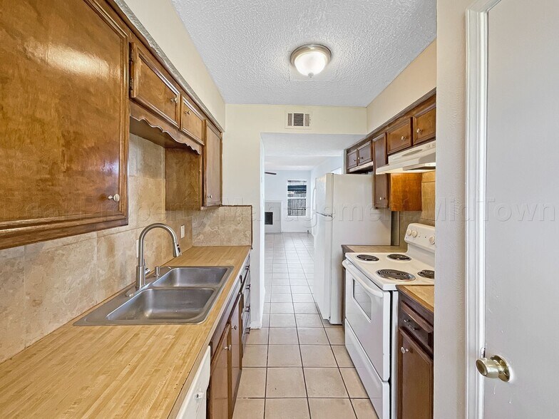 Building Photo - 2742 St George Pl