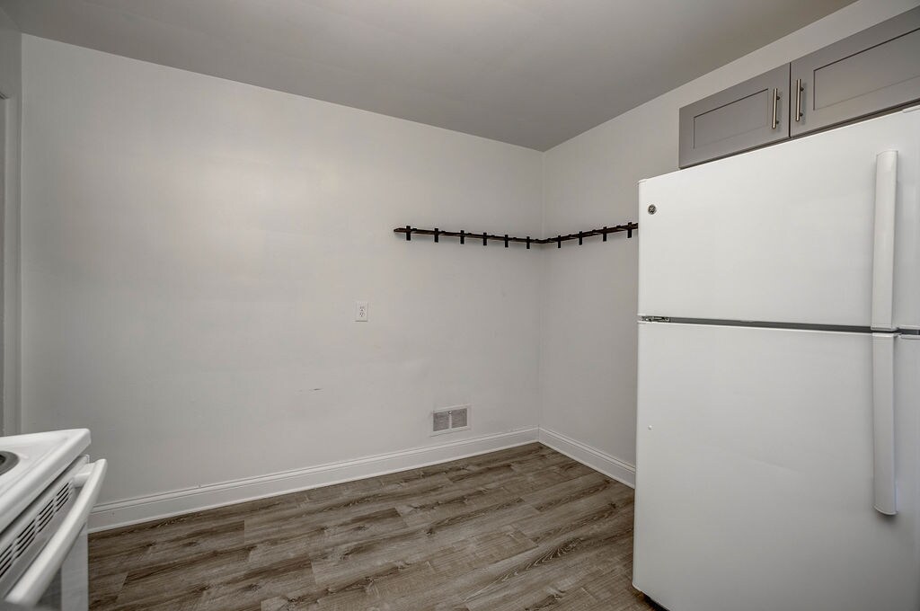 Building Photo - 4146 South Ave