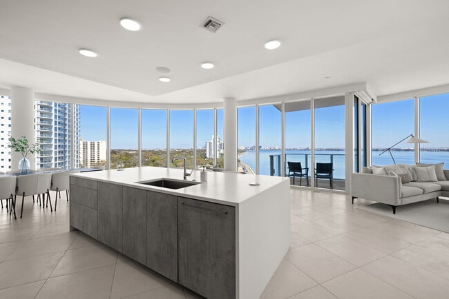 Building Photo - 2900 W Bay to Bay Blvd