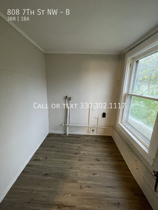 Building Photo - Three bedroom one bathroom second level ap...