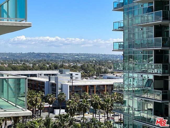 Building Photo - 13700 Marina Pointe Dr