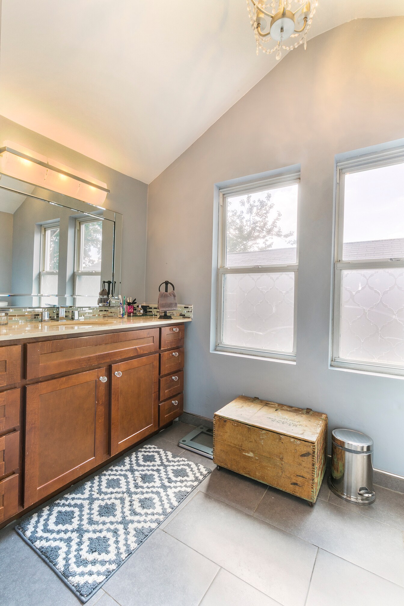 Upstairs full bath - 4945 Delor Street