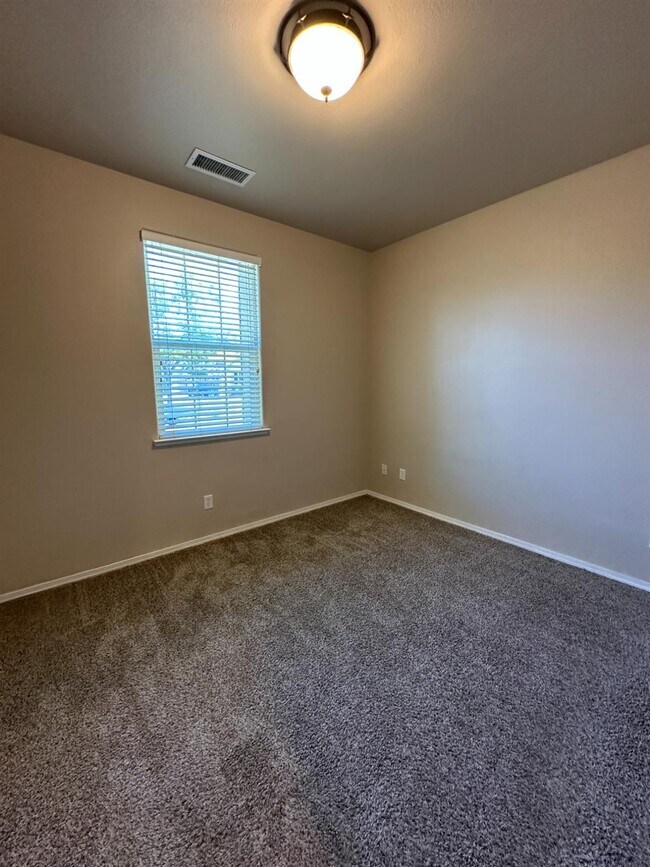 Building Photo - 5541 N Plum Ln
