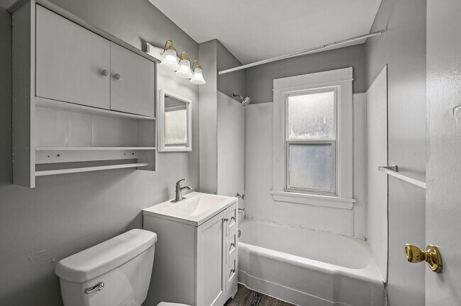 Building Photo - Cute 2BR 1 Bath Apartment Available 8/15