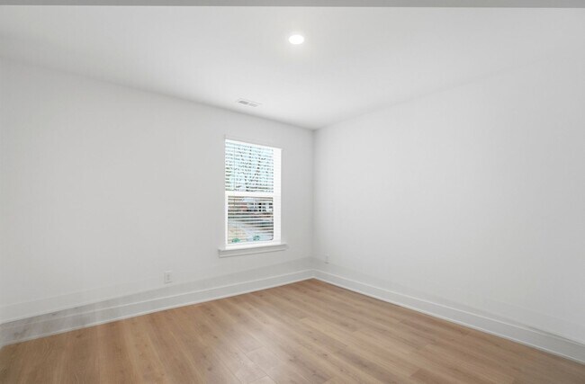 Building Photo - Bright & Modern New Construction Townhome