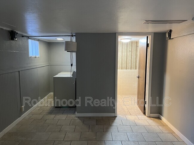 Building Photo - 272 W Cedar St