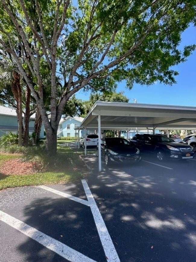 Building Photo - 2 Bedroom Condo in Pine Haven