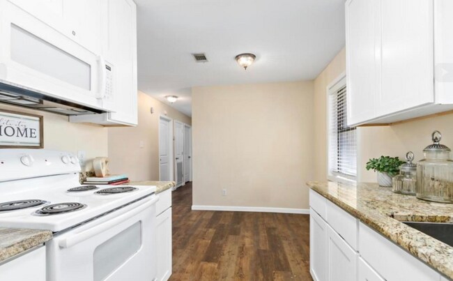 Building Photo - 7811 Pecan Ln