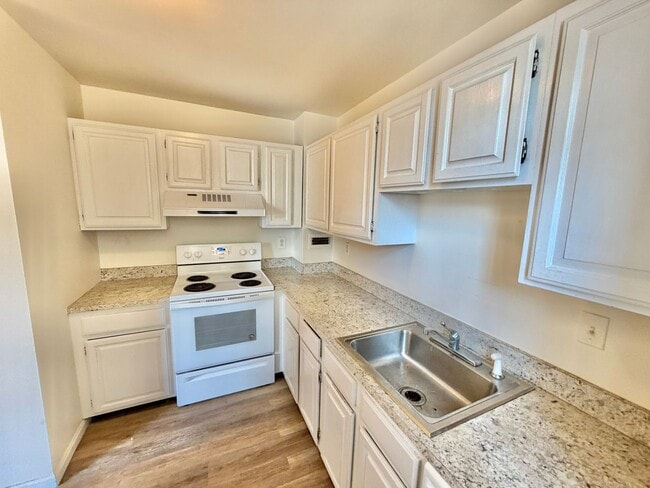 Building Photo - Dupont Prime Location Tree-Lined Corcoran St & 17th 1 bed 1 bath Condo UTILITIES INCLUDED.