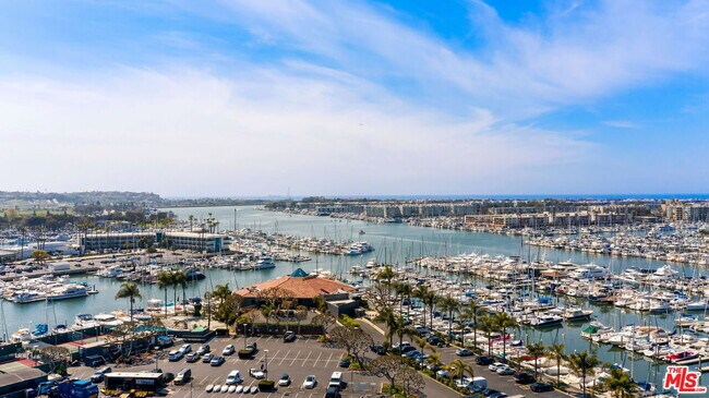 Building Photo - 13700 Marina Pointe Dr