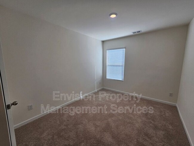 Building Photo - 611 Dairy Dr