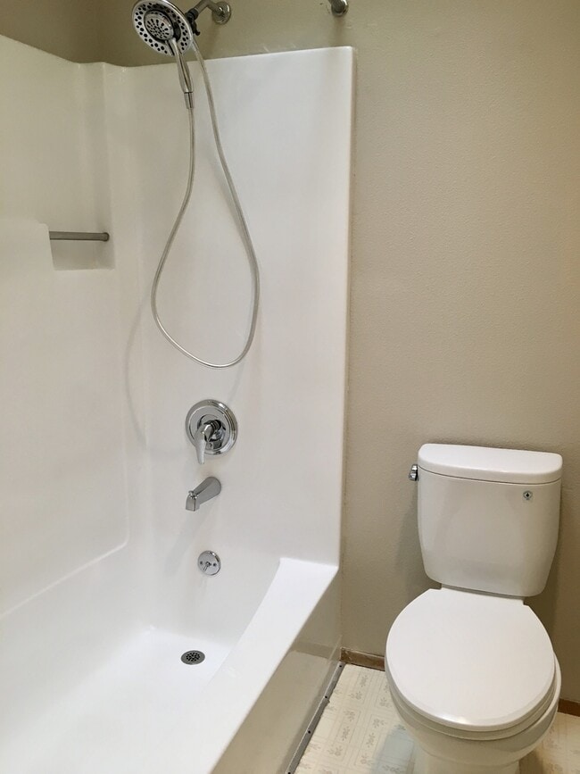 Building Photo - Spacious 3 bdrm/1.5 bath, Garage, Fenced Backyard in Brentwood-Darlington!