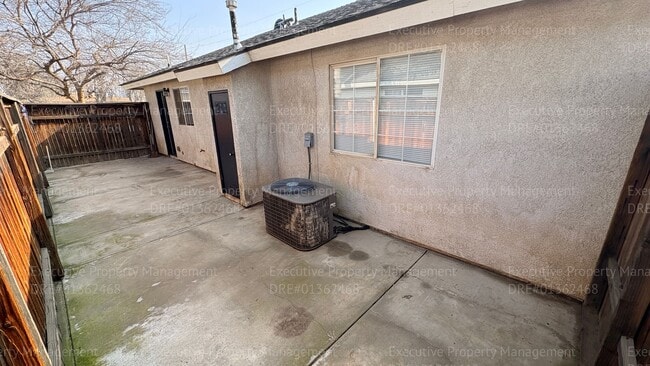 Building Photo - 3 bedroom/ 2 bathroom apartment