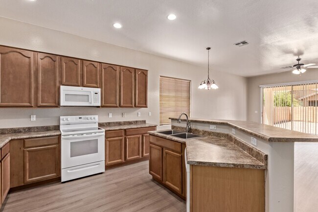 Building Photo - Single Story Large open floor plan home