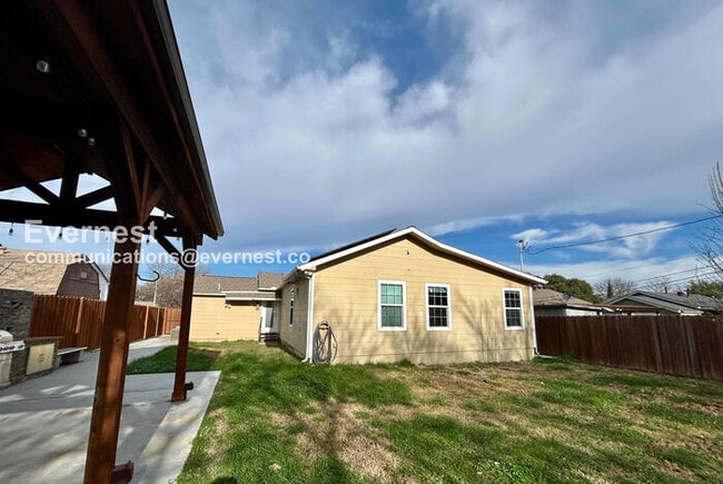 Building Photo - 3030 Anzio Dr