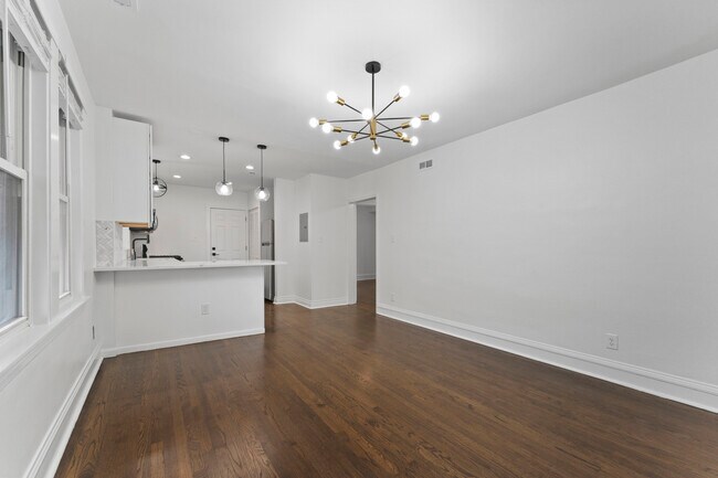 Building Photo - 5304 W Cornelia Ave