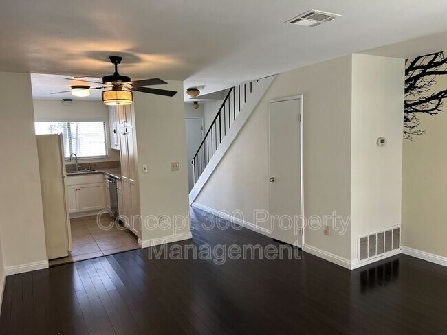 Building Photo - 13525 3/4-13524 Village Dr