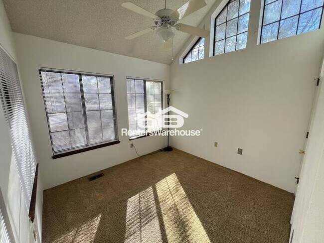 Building Photo - Elegant 2-bedroom 1-bathroom Single Story Townhome-NEW Carpet