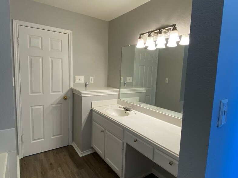 Building Photo - 2326 Clover Ridge Dr