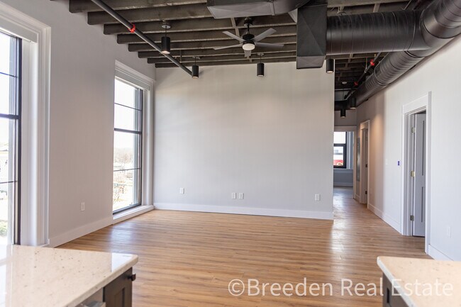 Building Photo - 100 W Union St