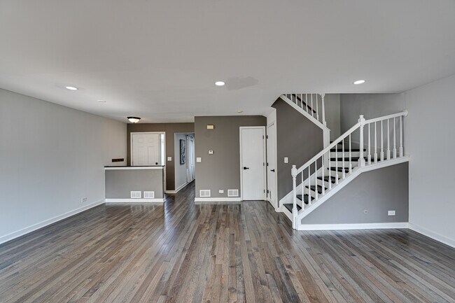 Building Photo - 1633 Hilton Head Dr