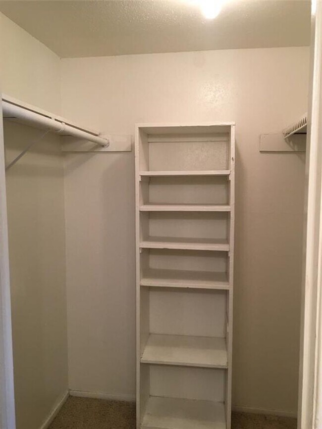 Building Photo - 3 bed, 2 bath condo