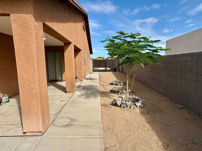 Building Photo - 4 Bedroom Home in San Luis AZ. with Fenced Lot and Landcaping