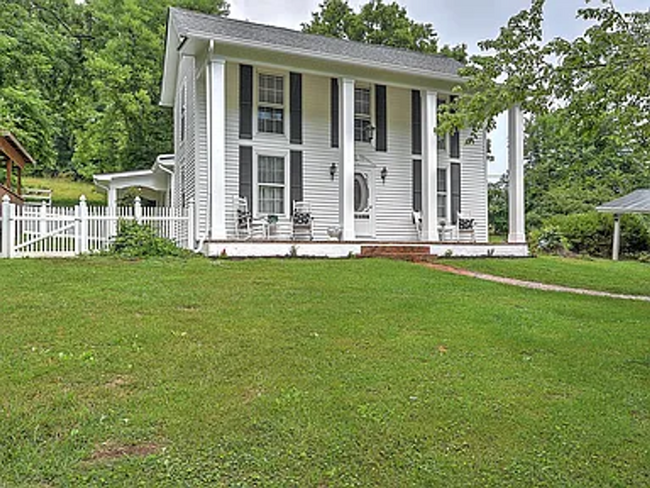 Building Photo - Charming Colonial-Style Home on 1 Acre in ...