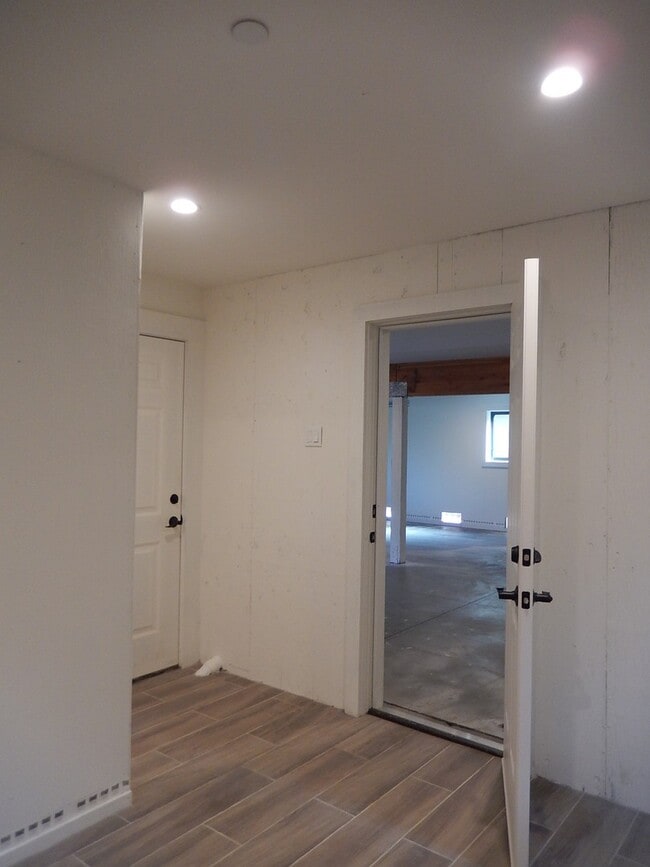 Building Photo - 1,188 Square Foot Recently built custom Cr...