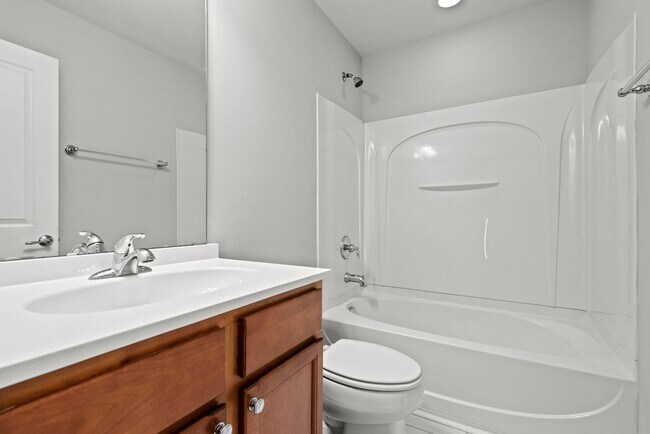 Building Photo - Fantastic end unit townhome: Available July 10th