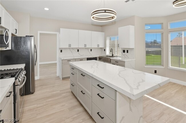 Building Photo - 747 Canyon Crest Dr