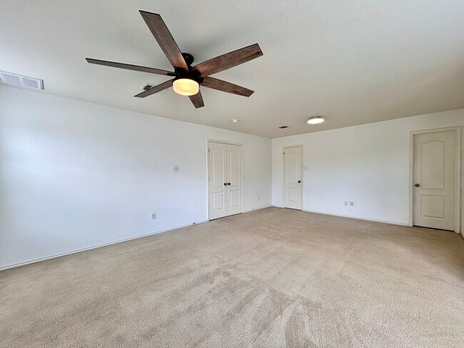 Building Photo - Spacious 4/BR 2.5/BA Home with Large Fence...
