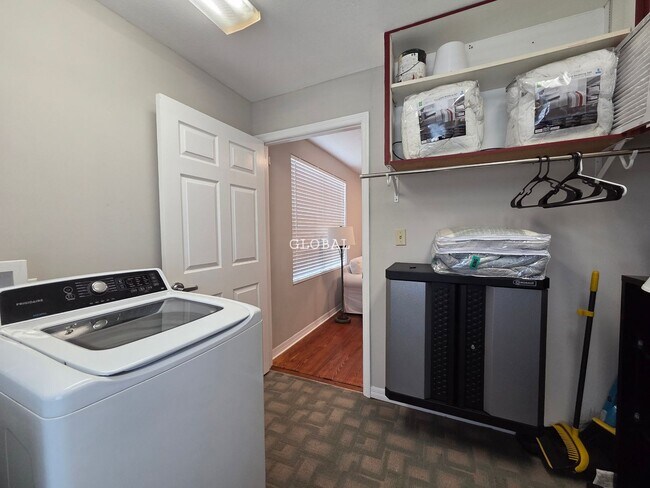 Building Photo - Charming 2-Bedroom Home within 3 miles of ...