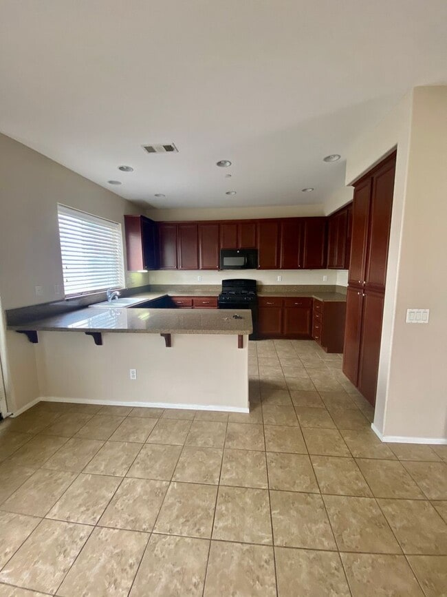 Building Photo - Oxnard- Spacious 3 bedroom in Westwind Com...