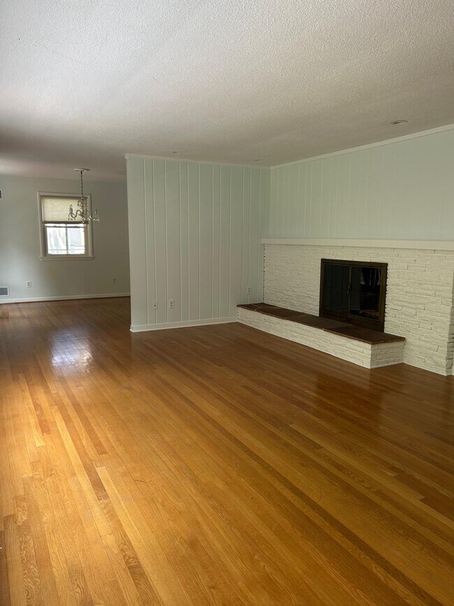 Building Photo - 6820 Millwood Rd