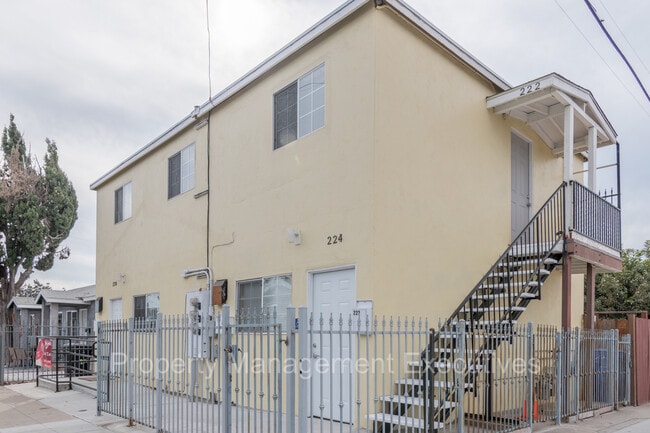 Primary Photo - 3 Bedroom, 1 Bath Apartment close to every...