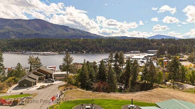 Building Photo - BRAND NEW! Fully furnished and stocked Single Level Home...Easy & Beautiful Living with a stunnin...