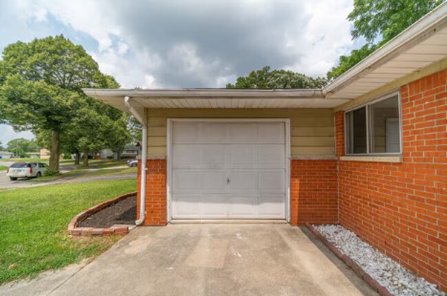 Building Photo - 2588 Maybury Rd