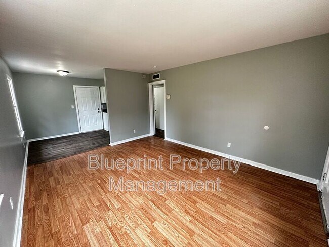 Building Photo - 913 27th St SW